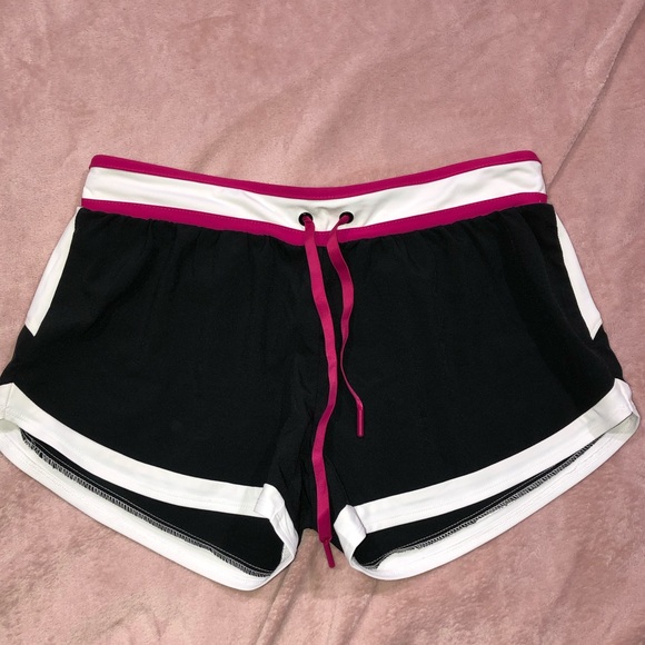 NWT Fabletics Riho Shorts size Medium - Picture 3 of 6